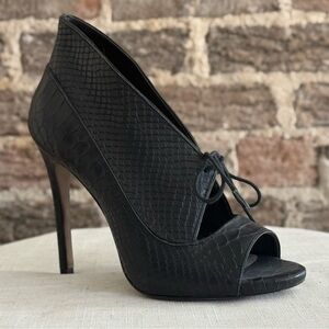 Pour La Victoire Black Snakeskin Embossed Peep Toe Stiletto Heels Size 7
